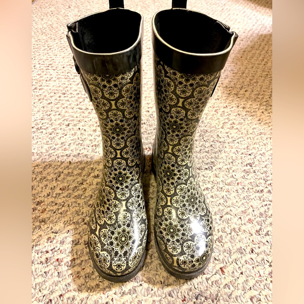 Rain boots like new size 7